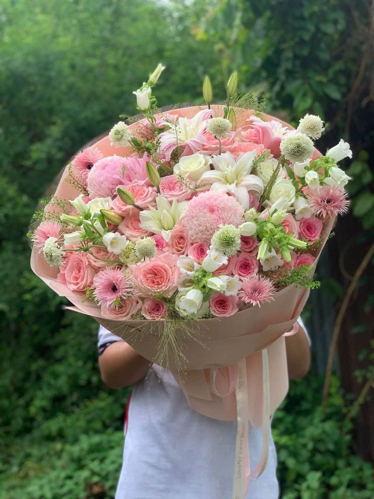 Bó hoa tươi tone hồng pastel sang trọng được STflowers thiết kế cho khách hàng tại Quận 7 TP.HCM