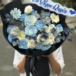 Bó hoa tươi tone xanh sang trọng gói giấy đen tại cửa hàng STflowers Quận 7