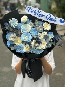 Bó hoa tươi tone xanh sang trọng gói giấy đen tại cửa hàng STflowers Quận 7