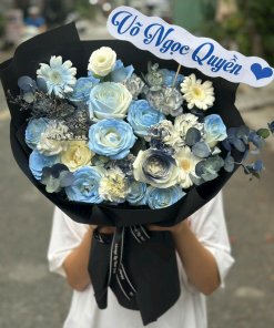 Bó hoa tươi tone xanh sang trọng gói giấy đen tại cửa hàng STflowers Quận 7