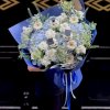 Bó hoa tốt nghiệp tone xanh trắng sang trọng tại cửa hàng hoa tươi STflowers Quận 7