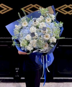 Bó hoa tốt nghiệp tone xanh trắng sang trọng tại cửa hàng hoa tươi STflowers Quận 7