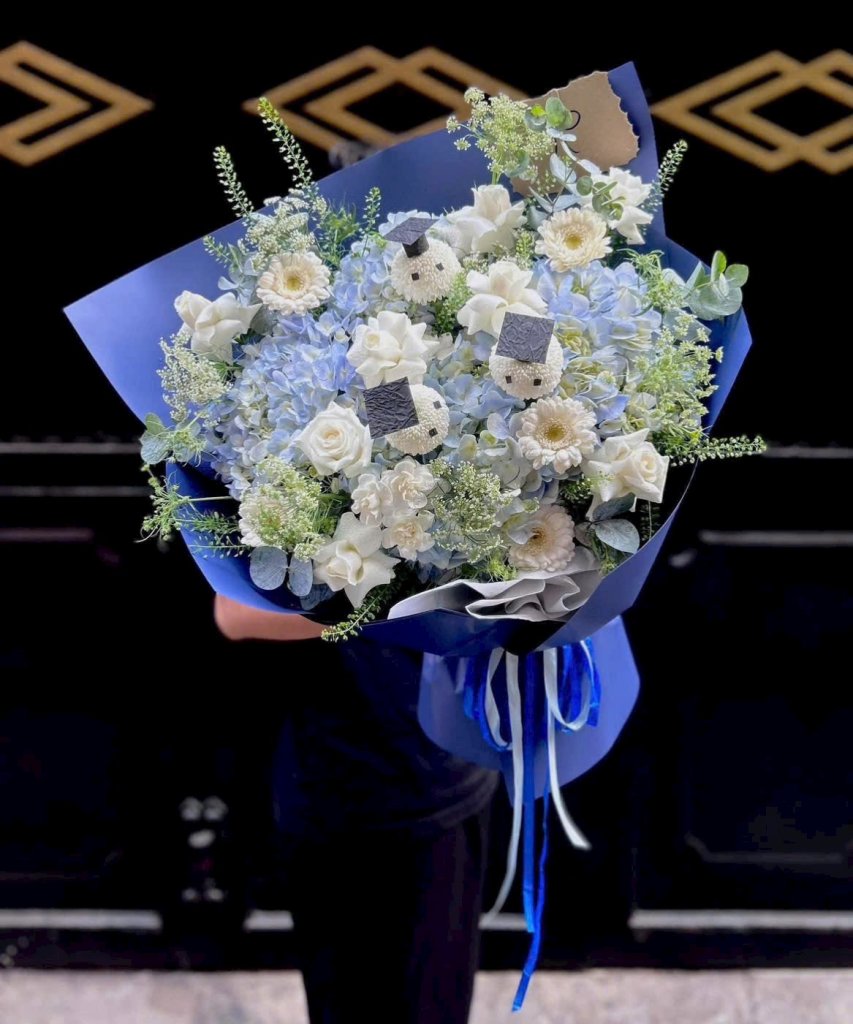 Bó hoa tốt nghiệp tone xanh trắng sang trọng tại cửa hàng hoa tươi STflowers Quận 7
