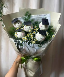 Bó hoa tốt nghiệp xinh xắn với gấu mũ cử nhân tại shop hoa tươi STflowers Quận 7