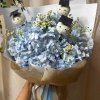 Bó hoa tốt nghiệp tone xanh với mũ cử nhân tại STflowers Quận 7