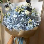Bó hoa tốt nghiệp tone xanh với mũ cử nhân tại STflowers Quận 7