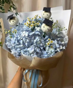 Bó hoa tốt nghiệp tone xanh với mũ cử nhân tại STflowers Quận 7