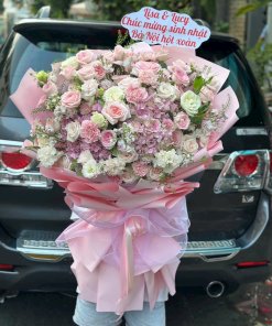 Bó hoa tươi tone hồng pastel sang trọng được thiết kế bởi STflowers tại Quận 7
