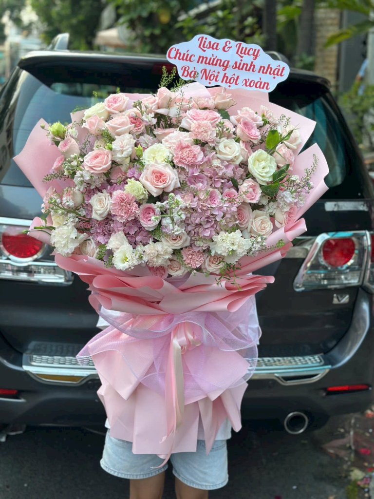 Bó hoa tươi tone hồng pastel sang trọng được thiết kế bởi STflowers tại Quận 7