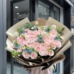 Bó hoa tươi tone hồng pastel thanh lịch được thiết kế bởi shop hoa STflowers Quận 7