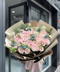 Bó hoa tươi tone hồng pastel thanh lịch được thiết kế bởi shop hoa STflowers Quận 7