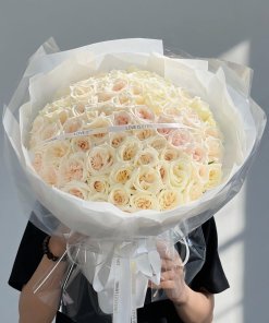 Bó hoa tươi tone trắng hồng sang trọng được thiết kế bởi STflowers Quận 7