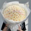 Bó hoa tươi tone trắng sang trọng được thiết kế bởi STflowers tại Quận 7