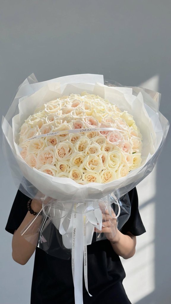 Bó hoa tươi tone trắng sang trọng được thiết kế bởi STflowers tại Quận 7