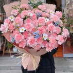Bó hoa tươi tone hồng pastel sang trọng và ngọt ngào được thiết kế tại STflowers Quận 7