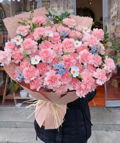 Bó hoa tươi tone hồng pastel sang trọng và ngọt ngào được thiết kế tại STflowers Quận 7