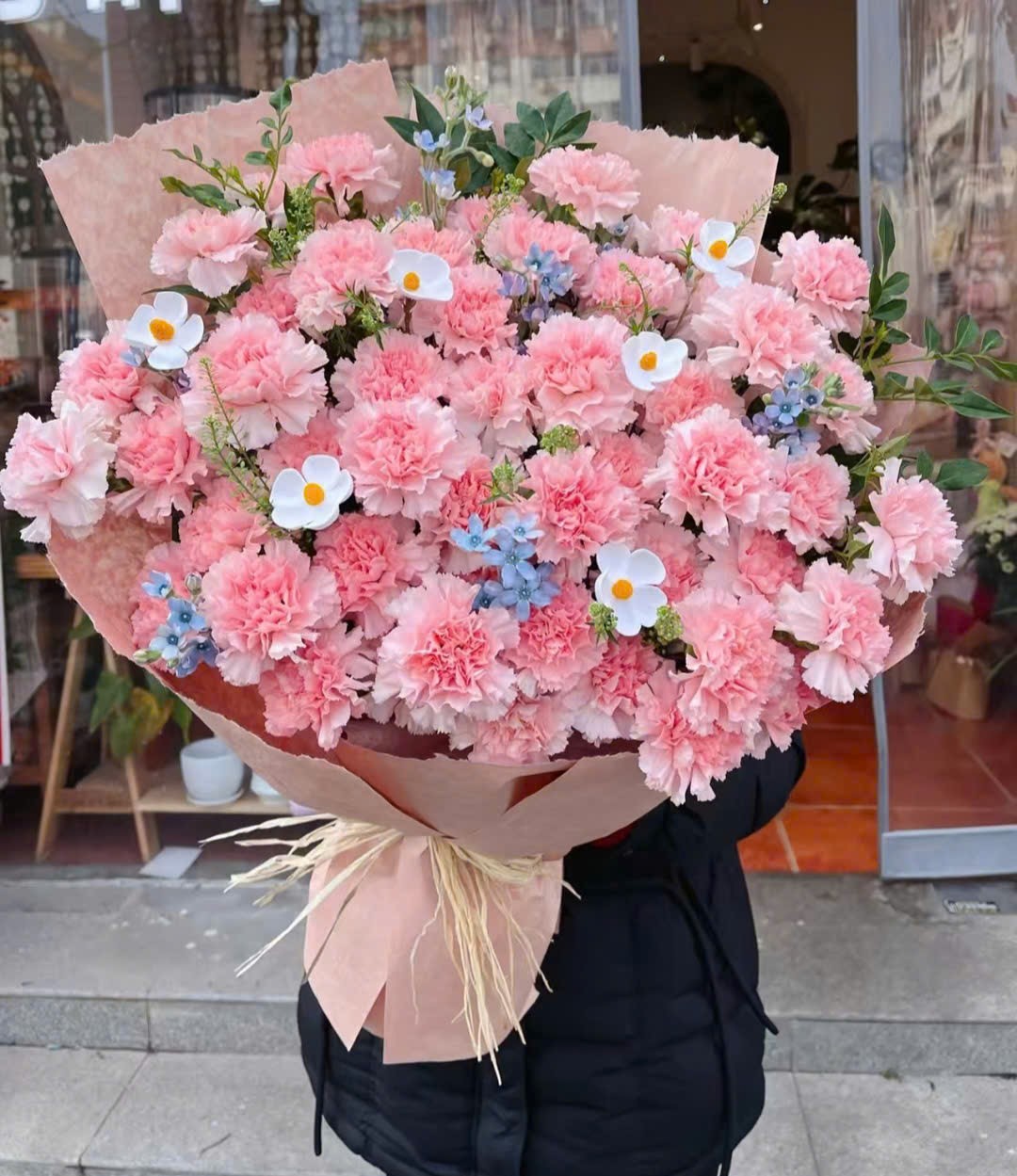 Bó hoa tươi tone hồng pastel sang trọng và ngọt ngào được thiết kế tại STflowers Quận 7