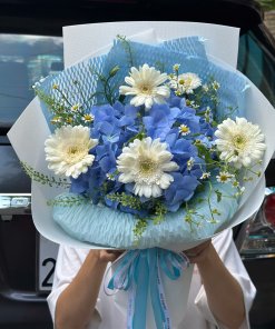 Bó hoa tươi tone xanh trắng thanh lịch thiết kế bởi STflowers tại Quận 7