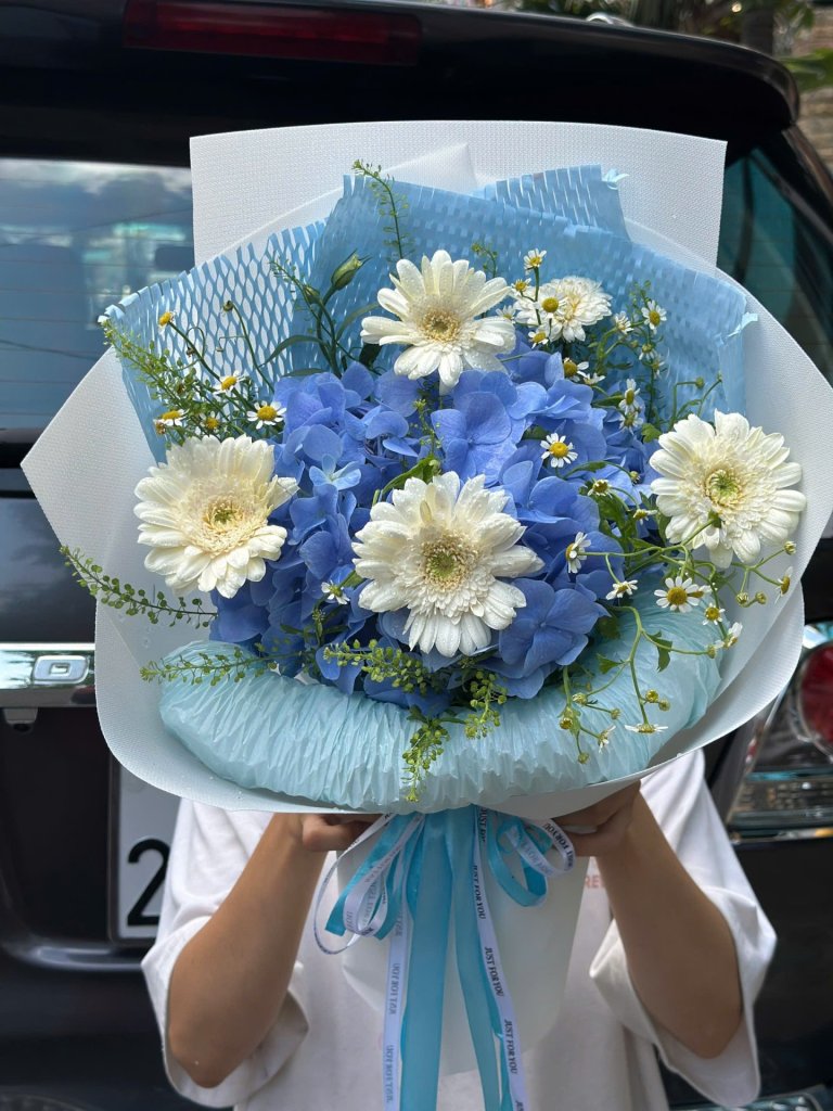 Bó hoa tươi tone xanh trắng thanh lịch thiết kế bởi STflowers tại Quận 7