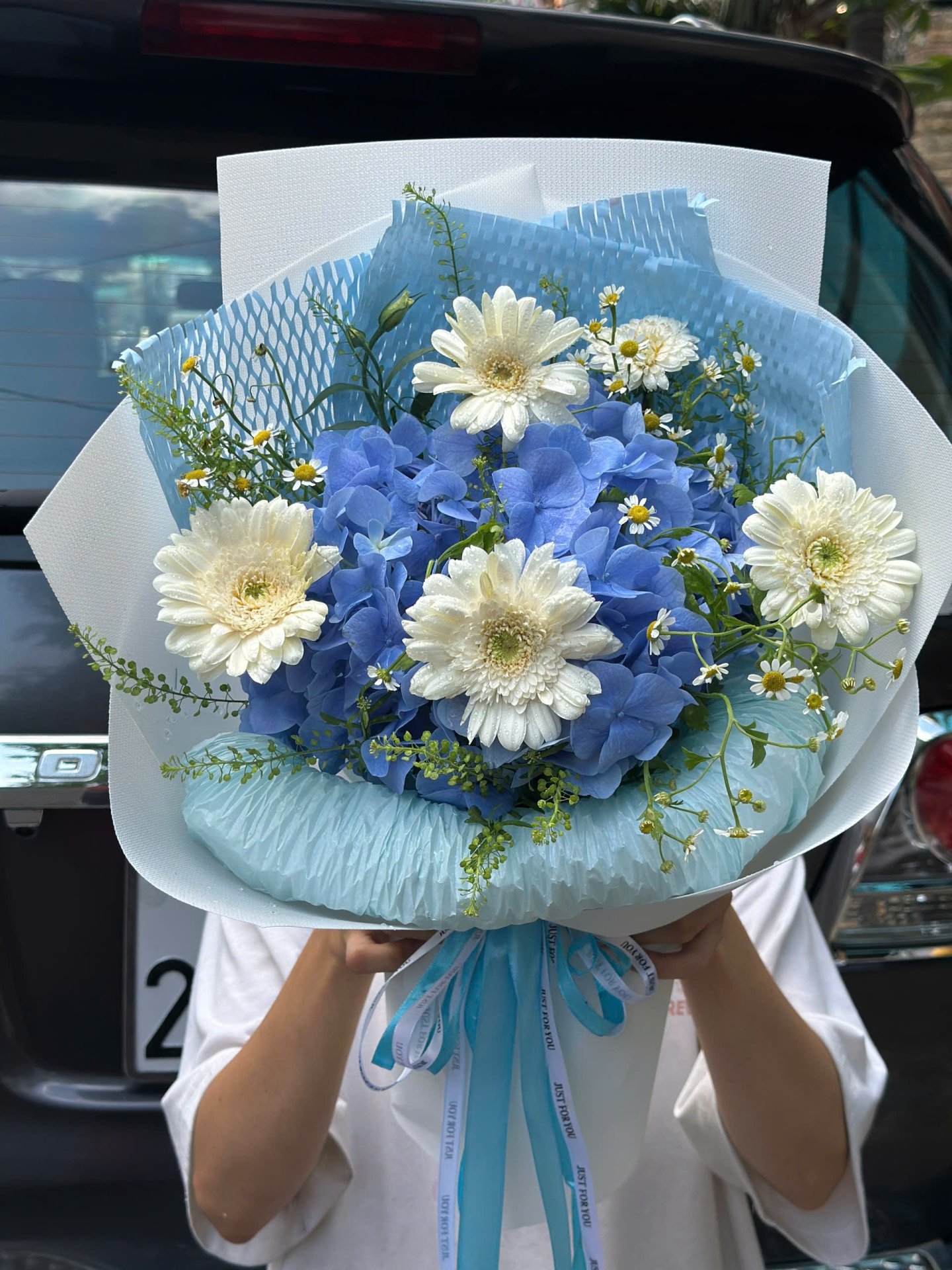 Bó hoa tươi tone xanh trắng thanh lịch thiết kế bởi STflowers tại Quận 7