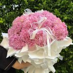 Bó hoa tươi tone hồng pastel sang trọng được gói cẩn thận tại STflowers Quận 7