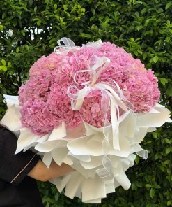 Bó hoa tươi tone hồng pastel sang trọng được gói cẩn thận tại STflowers Quận 7