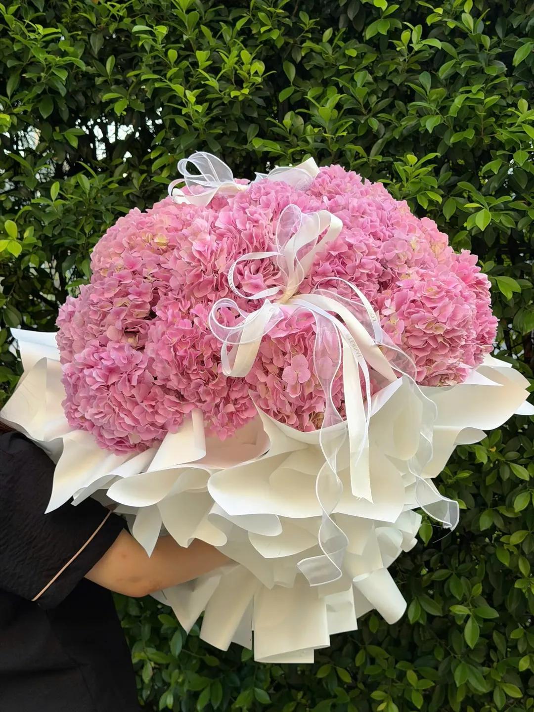 Bó hoa tươi tone hồng pastel sang trọng được gói cẩn thận tại STflowers Quận 7