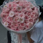 Bó hoa tươi tone hồng pastel sang trọng được thiết kế bởi shop hoa STflowers tại Quận 7
