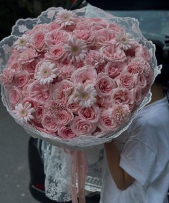 Bó hoa tươi tone hồng pastel sang trọng được thiết kế bởi shop hoa STflowers tại Quận 7