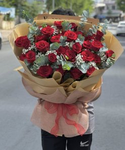 Bó hoa hồng đỏ sang trọng được thiết kế tại shop hoa STflowers Quận 7