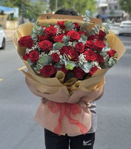 Bó hoa hồng đỏ sang trọng được thiết kế tại shop hoa STflowers Quận 7