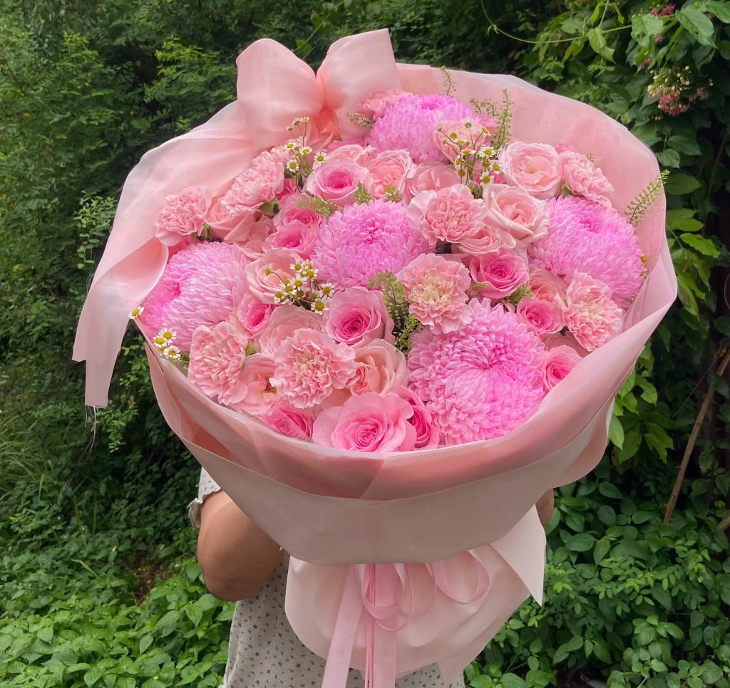 Bó hoa tươi tone hồng pastel thanh lịch do STflowers thiết kế tại Quận 7