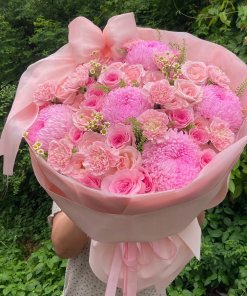 Bó hoa tươi tone hồng pastel thanh lịch do STflowers thiết kế tại Quận 7