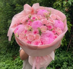 Bó hoa tươi tone hồng pastel thanh lịch do STflowers thiết kế tại Quận 7