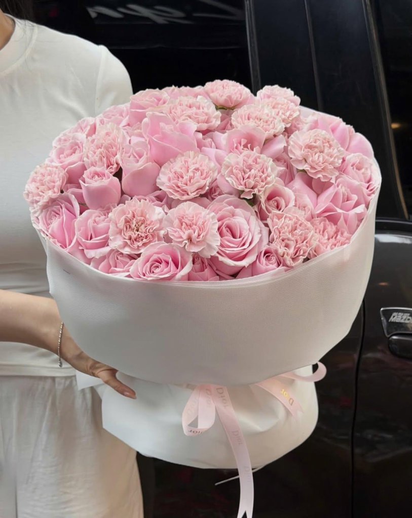 Bó hoa tươi tone hồng pastel sang trọng được thực hiện bởi STflowers tại Quận 7