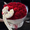 Bó hoa hồng đỏ sang trọng được gói nơ kem tại shop hoa tươi STflowers Quận 7