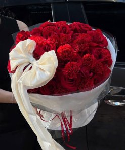 Bó hoa hồng đỏ sang trọng được gói nơ kem tại shop hoa tươi STflowers Quận 7