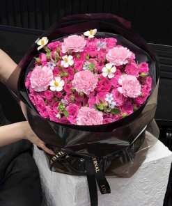 Bó hoa tươi tone hồng pastel sang trọng tại cửa hàng hoa STflowers Quận 7
