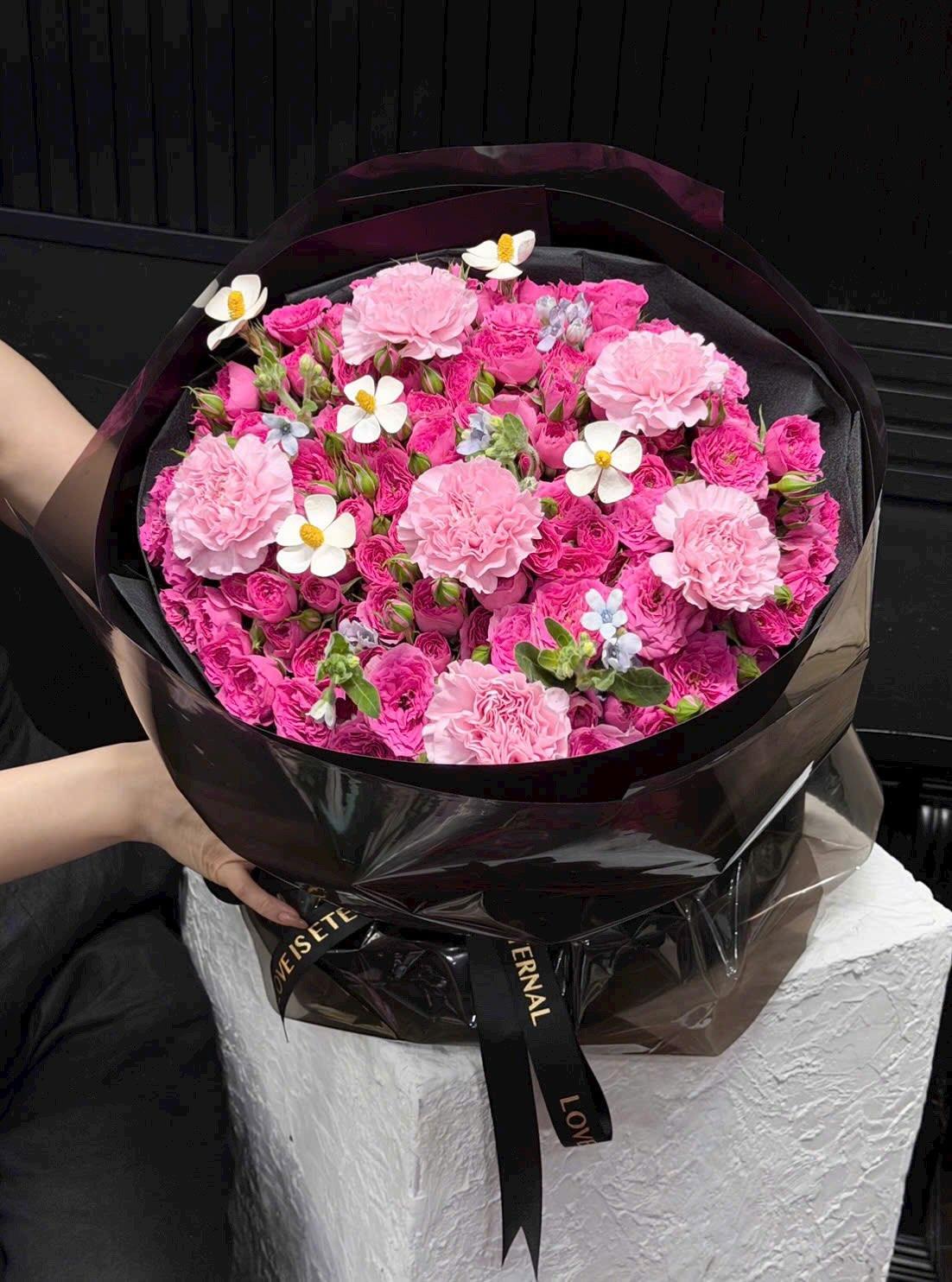 Bó hoa tươi tone hồng pastel sang trọng tại cửa hàng hoa STflowers Quận 7