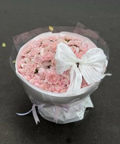 Bó hoa tươi tone hồng pastel sang trọng với nơ trắng tại cửa hàng hoa STflowers Quận 7