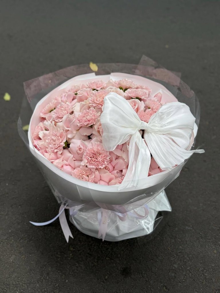 Bó hoa tươi tone hồng pastel sang trọng với nơ trắng tại cửa hàng hoa STflowers Quận 7