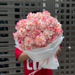 Bó hoa tươi tone hồng pastel sang trọng tại cửa hàng hoa tươi STflowers Quận 7