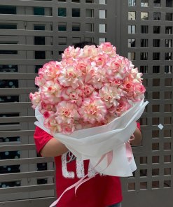 Bó hoa tươi tone hồng pastel sang trọng tại cửa hàng hoa tươi STflowers Quận 7