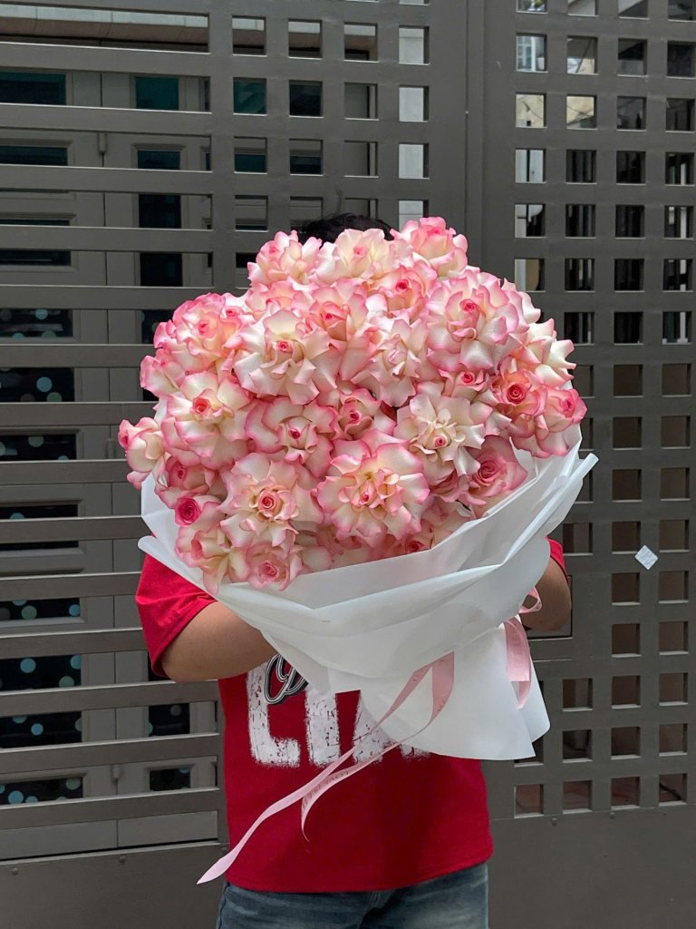 Bó hoa tươi tone hồng pastel sang trọng tại cửa hàng hoa tươi STflowers Quận 7