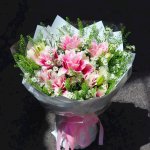 Bó hoa tươi tone hồng pastel sang trọng của shop hoa tươi STflowers tại Quận 7