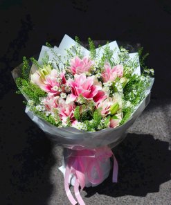 Bó hoa tươi tone hồng pastel sang trọng của shop hoa tươi STflowers tại Quận 7