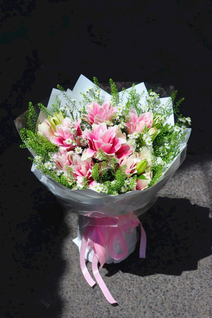 Bó hoa tươi tone hồng pastel sang trọng của shop hoa tươi STflowers tại Quận 7