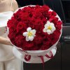Bó hoa tươi tone đỏ sang trọng được thực hiện bởi STflowers tại Quận 7