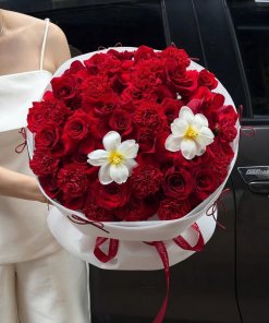 Bó hoa tươi tone đỏ sang trọng được thực hiện bởi STflowers tại Quận 7