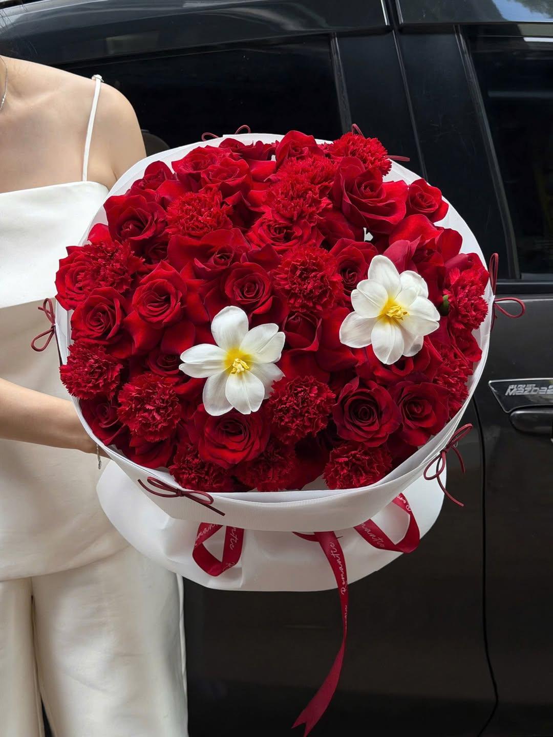 Bó Hoa Tươi Tone Đỏ Sang Trọng Quyến Rũ